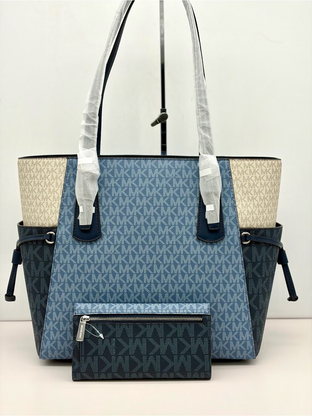 Michael Kors Voyager Color-Block Logo
Tote Shoulder Bag and Matching Wallet - Picture 2 of 16